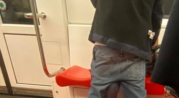 Milano choc: sesso in metropolitana davanti ai passeggeri. La denuncia social: «Altro che distanziamento anti covid» FOTO