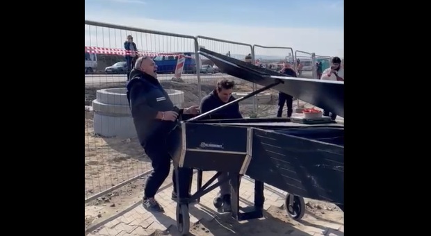Ucraina, la musica (straziante) di un pianoforte in un campo profughi