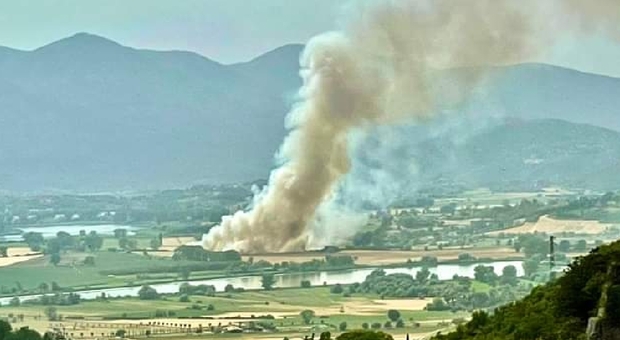 Rieti, vasto incendio lungo la Ternana