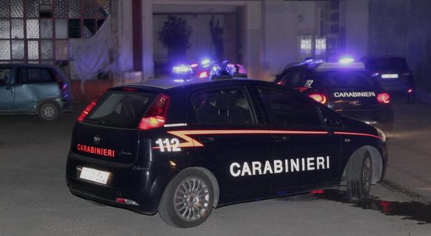 Agguato nelle case popolari nel Napoletano: 63enne ferito con due colpi di pistola