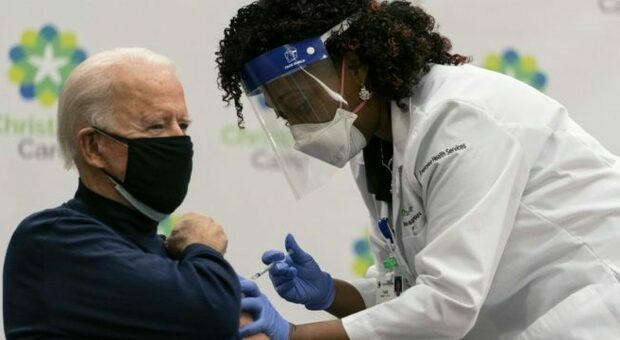 Bocciati vaccino o test obbligatorio anti Covid per le aziende: Joe Biden fermato da corte federale
