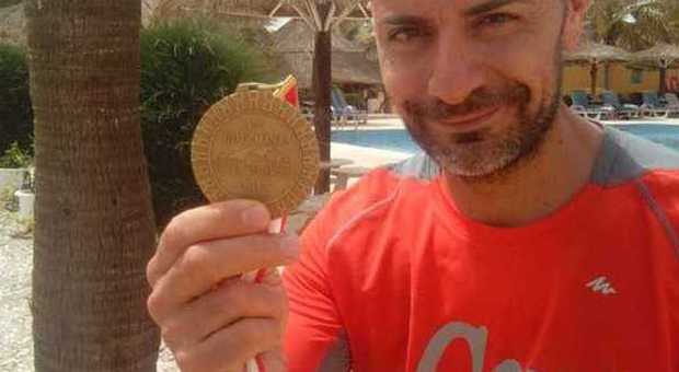 Christian Silvi mostra la medaglia del 2° assoluto della 100 km del Sahara