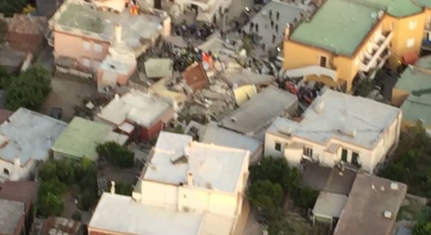 Sisma, mille persone hanno lasciato Ischia nella notte: elicotteri in volo sui luoghi del disastro