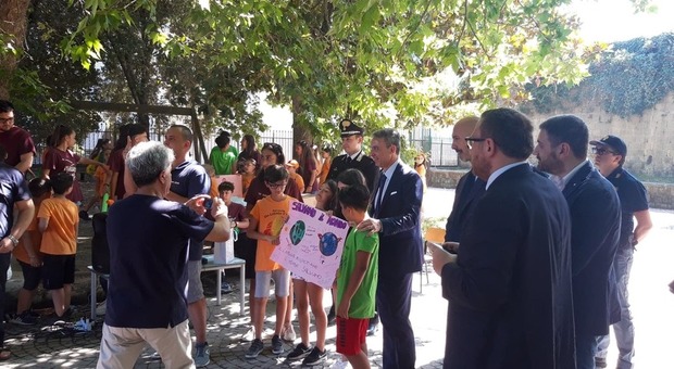 Il ministro Costa torna a Napoli: «Altri 50 militari per contrastare i roghi tossici»