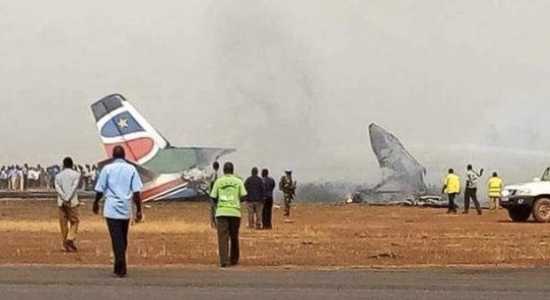 Si schianta un aereo con 44 persone a bordo: tragedia in Africa