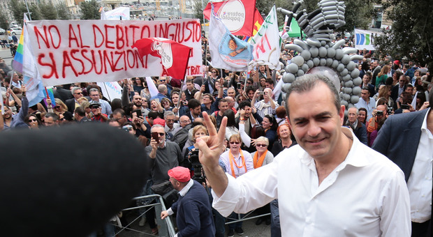 Manifestazione di de Magistris sul debito, tremila in piazza a Napoli: «Lotta contro l'usura di Stato, dovranno risarcirci»