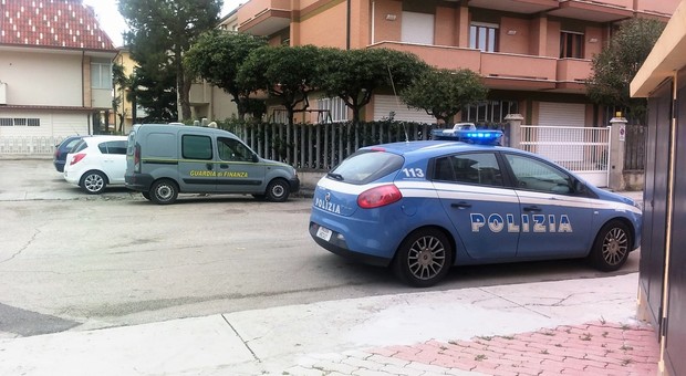 Porto Sant'Elpidio: via vai sospetto nel vicolo: è ai domiciliari ma spaccia