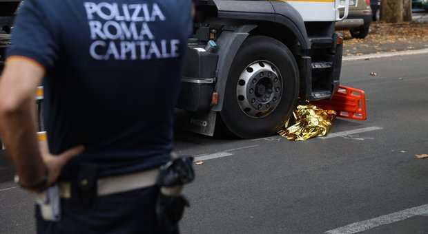 Roma, attraversa la strada, schiacciato da un'autocisterna: muore anziano