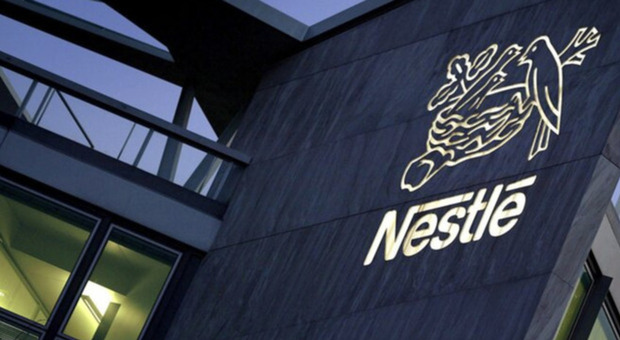 Nestlé prema i dipendenti per i risultati del 2023: un bonus fino a 2.750 euro in più in busta paga