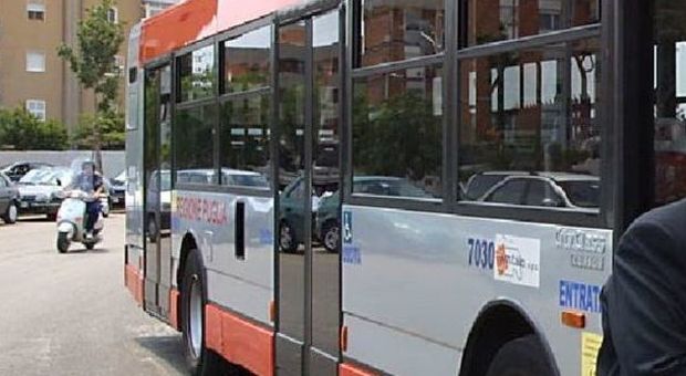 Multate 66 persone in un'ora sui bus a Bari