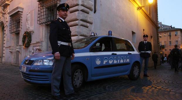 Roma, fingeva di pulire marciapiede ma all’arrivo della polizia ingoia 15 dosi eroina