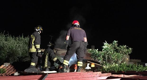 La squadra 26A dei pompieri di Cerenova sul tetto della villa
