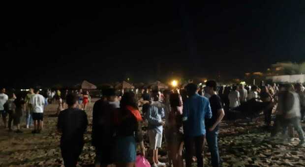 In foto una festa non autorizzata questa estate a Pescara. Festa in spiaggia con cento ragazzi che bevono e ballano senza mascherina: gestore denunciato