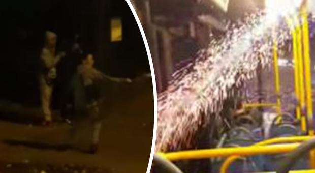 Panico sul bus: ragazzo lancia un fuoco d'artificio a bordo, poi fugge via con gli amici