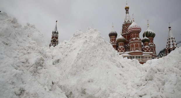 Mosca, la nevicata del secolo: strade paralizzate, un morto