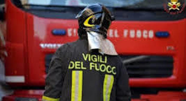 Roma, fiamme in un appartemento in zona Marconi: palazzo evacuato