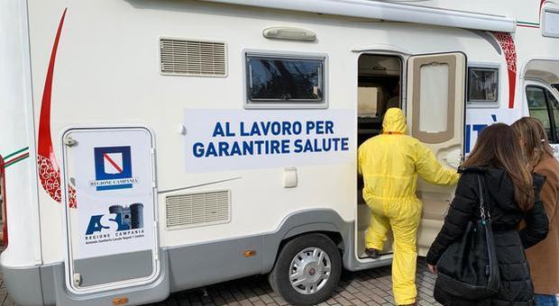Coronavirus a Napoli, partono cinque camper: i tamponi eseguiti anche a casa