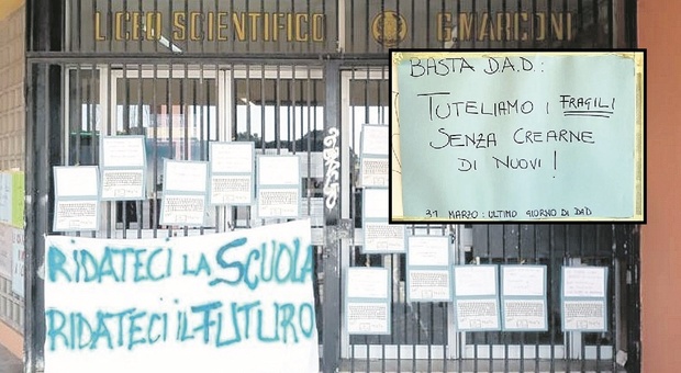 Pesaro, il grido d'aiuto degli studenti sugli striscioni appesi al Liceo: «Basta Dad, fateci tornare a scuola»