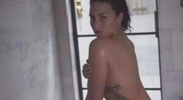 La popstar Demi Lovato: "Nuda mi sento ​la più bella". E lancia una linea di cosmetici