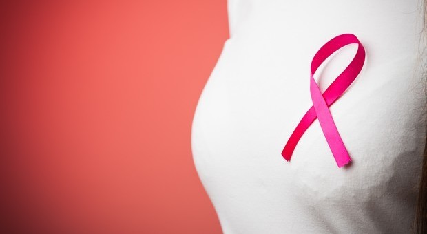 Tumore al seno, pazienti in passerella per il Bra Day