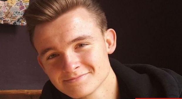 Adam va a letto e muore a 16 anni: "Ucciso da un batterio"
