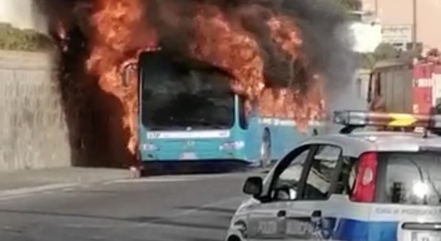 Ctp, bus distrutto e divorato dalle fiamme: a Pozzuoli paura e illesi 5 passeggeri e l'autista