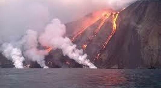 Stromboli fa paura, forti esplosioni sul vulcano: boati durati tre ore