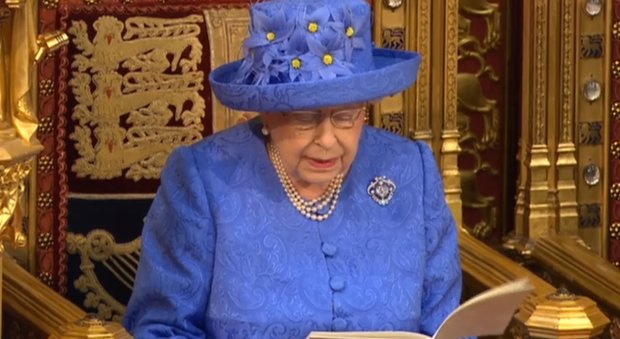 Regno Unito, aumenta lo stipendio della regina Elisabetta: avrà 6 milioni di sterline in più all'anno