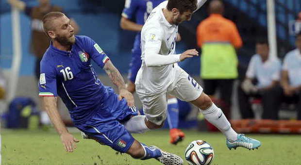 Italia ko, si ferma De Rossi: "Dolori al collo". Out anche Barzagli e De Sciglio. Buffon migliora