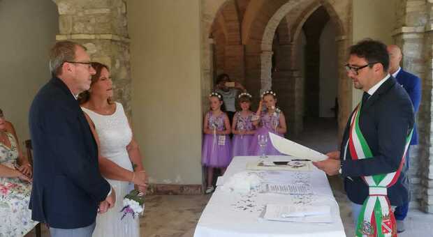 Il sindaco D'Alberto sposa i due inglesi. Coppia inglese si sposa in Abruzzo e sceglie di vivere per sempre a Castelli
