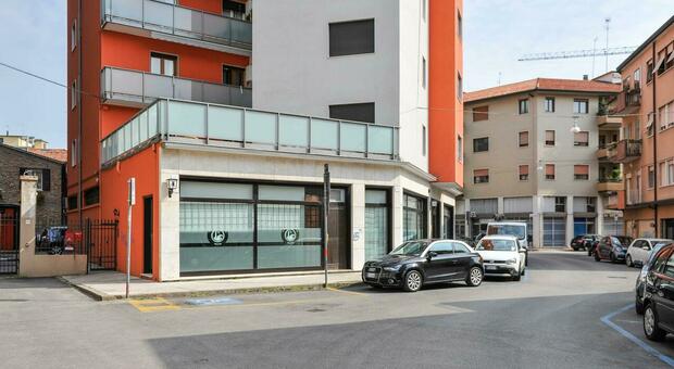 Raid dei "ladri-vandali" nei garage: spaccano la serratura condominiale e mettono tutto a soqquadro: spartiti cacciavite, tenaglie e un piccolo tv