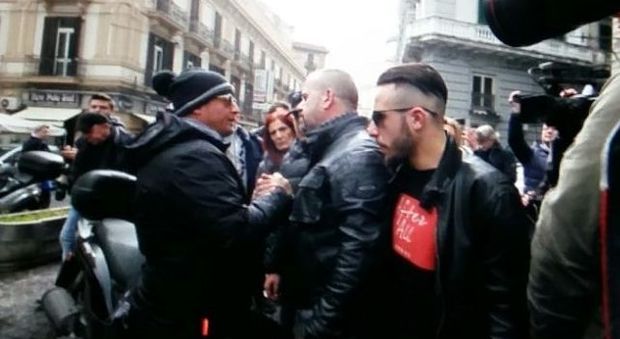 Napoli. Manifestazione per Maikol ucciso a Forcella. Il padre: «Vorrei la bacchetta magica per tornare indietro» | Foto