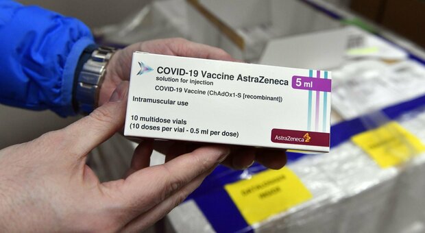 Vaccino AstraZeneca, l’Italia blocca l’export verso l’Australia. E l’Ema testa lo Sputnik