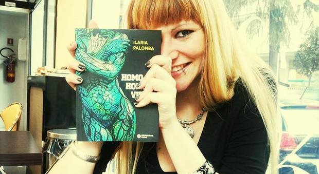 Ilaria Palomba con il suo romanzo "Homo Homini VIrus", edito da Meridiano Zero
