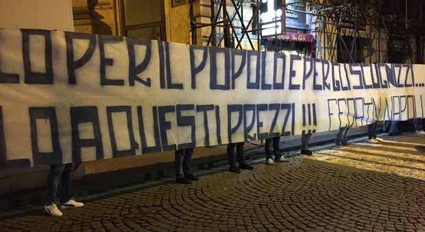 Maradona al San Carlo: striscione di protesta dei Fedayn all'esterno del teatro