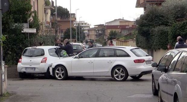 L'auto dei rapinatori dopo l'incidente (foto Mino Ippoliti)