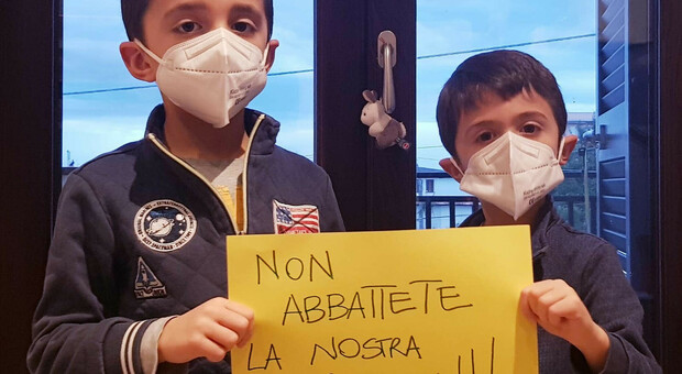 Napoli, la protesta dei bambini: «Non demolite la scuola della Rotondella»