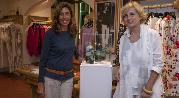 Capri, nella storica boutique «La Parisienne» l'istallazione di De La Garza
