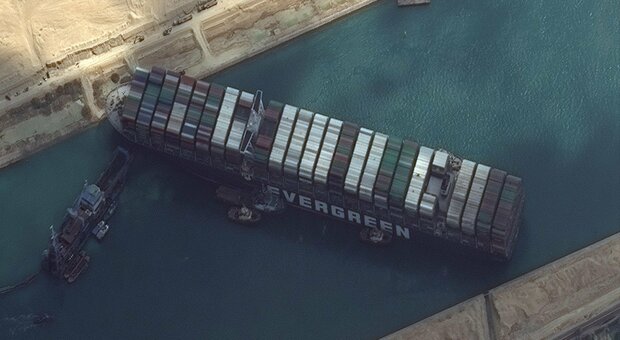 Nave incagliata nel canale di Suez, possibile sblocco entro oggi. E arriva anche la Marina Usa