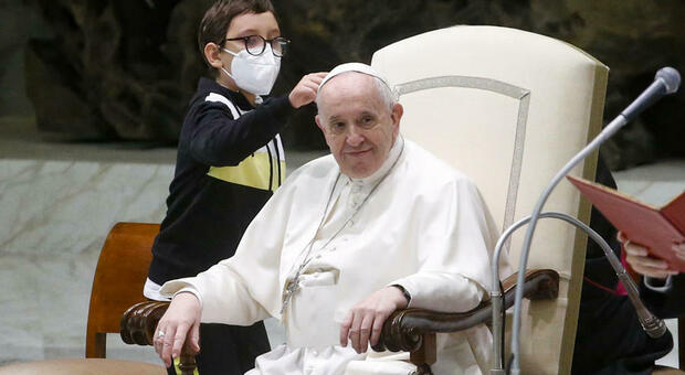 Papa Francesco, bimbo sale sul palco (e lui gli dà una sedia): fuori programma all'udienza generale