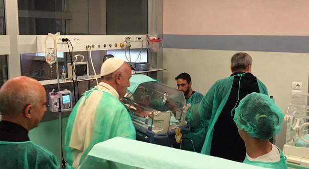 Papa Francesco al San Giovanni, visita a sorpresa al reparto di Neonatologia