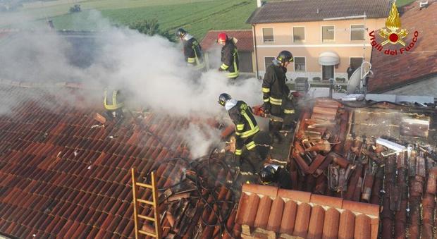 Risveglio brusco alle sei di mattina: il tetto della casa stava bruciando