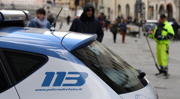 Perugia, anziana rapinata all'uscita del supermercato: doppio arresto della Polizia, in azione la Squadra Mobile