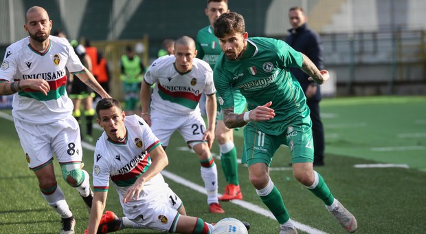 Avellino, Di Paolantonio si allena male per il contratto: niente play off