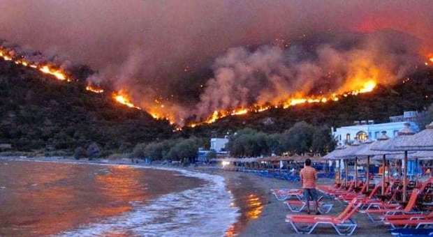 Aquilani in vacanza dopo il sisma nella Grecia devastata agli incendi