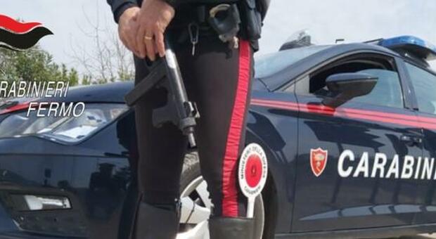 Malmenato per l’IPhone e 50 euro: rapinatori scovati dai carabinieri