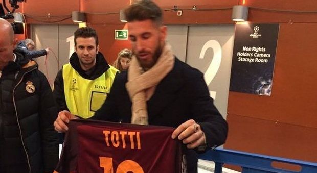 Sergio Ramos con la maglia di Totti al Bernabeu