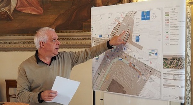 L'assessore Cicero illustra la mappa dei lavori per la rotatoria di viale del Sole
