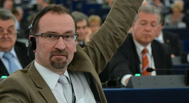 Orgia clandestina a Bruxelles, tra i fermati anche l'eurodeputato ungherese: «Ha tentato di fuggire da una grondaia»