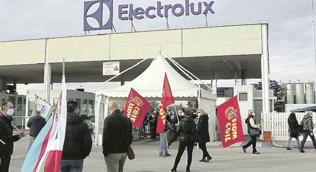 Morti bianche, si ferma Electrolux: oggi due ore di sciopero per ogni turno. Metalmeccanici anche davanti alla Prefettura